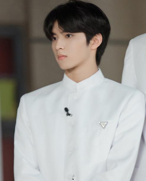 娱乐大爆料刘耀文,娱乐大爆料背后的明星成长之路